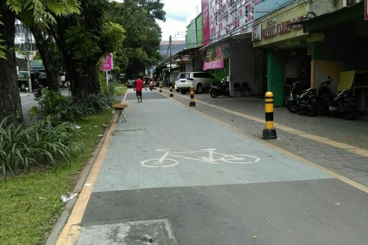 Jalur pesepeda di Jalan Radjiman, tepatnya di barat Plaza Singosaren Solo, Jawa Tengah, Senin (26/2/2018).