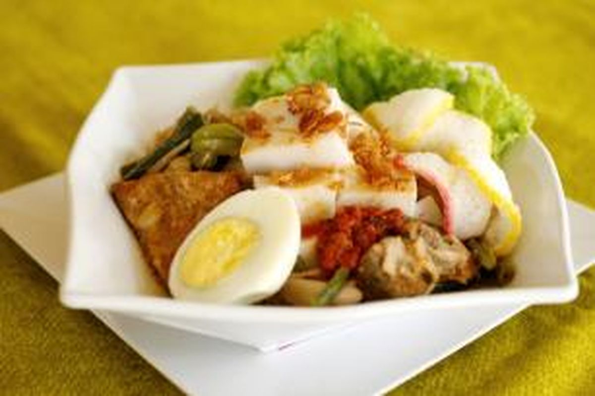 Ketupat sayur santan seperti ini bisa meningkatkan kolesterol dan timbunan lemak. Coba saja mengganti beras putih di ketupat dengan beras merah.