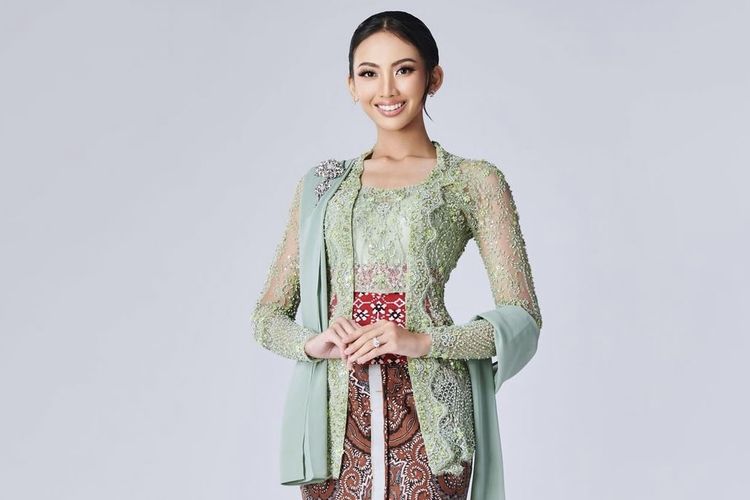 Melihat Gaya Puteri Indonesia Sophie Kirana dalam Balutan Kebaya Kutubaru