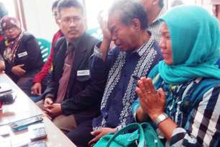 KOMPAS.com/ Mei Leandha - Orangtua pelaku penyerangan gereja di Medan sambil menangis minta maaf atas perbuatan anaknya, Kamis (01/9/2016)