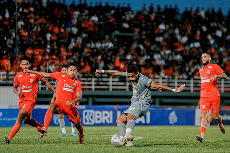 Pemain Persebaya Surabaya Silvio Junior dijaga ketat pemain Borneo FC saat pertandingan pekan 5 Liga 1 2022-2023 yang berakhir dengan skor 2-1 di Stadion Segiri Samarinda, Jumat (19/8/2022) sore.