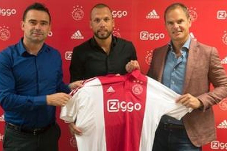 John Heitinga (tengah) resmi berseragam Ajax Amsterdam mulai musim 2015-2016.