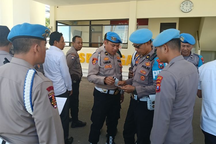 Tim Mitigasi Polda Jatim memeriksa kelengkapan data diri anggota polri di Pamekasan, Kamis (10/7/2025).