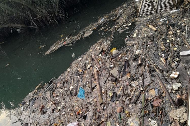 Sampah Menggunung di Sungai Menuju Batu Karas, Warga Pangandaran Khawatir Cemari Laut dan Pariwisata