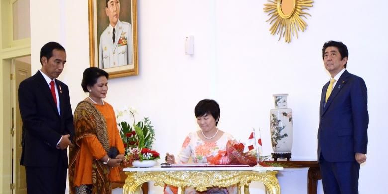 Presiden Jokowi didampingi Ibu Iriana Jokowi dan PM Jepang Shinzo Abe menyaksikan Ny. Akie Abe menandatangani buku tamu, di Istana Kepresidenan Bogor, Jawa Barat, Minggu (15/1/2017) sore.