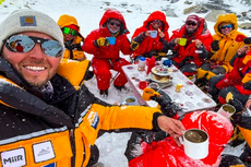 Gelar Pesta Minum Teh, Pendaki Gunung Everest Pecahkan Rekor Dunia