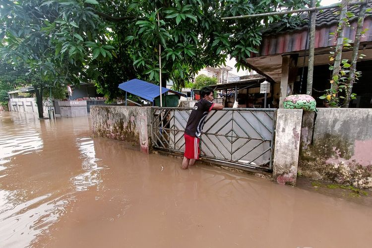 Wahyu warga Perumahan Pinang Griya Permai Blok A1 no 132, Pinang, Kota Tangerang yang harus gagal berdagang bakpao karena terdampak banjir, Minggu (11/9/2022).