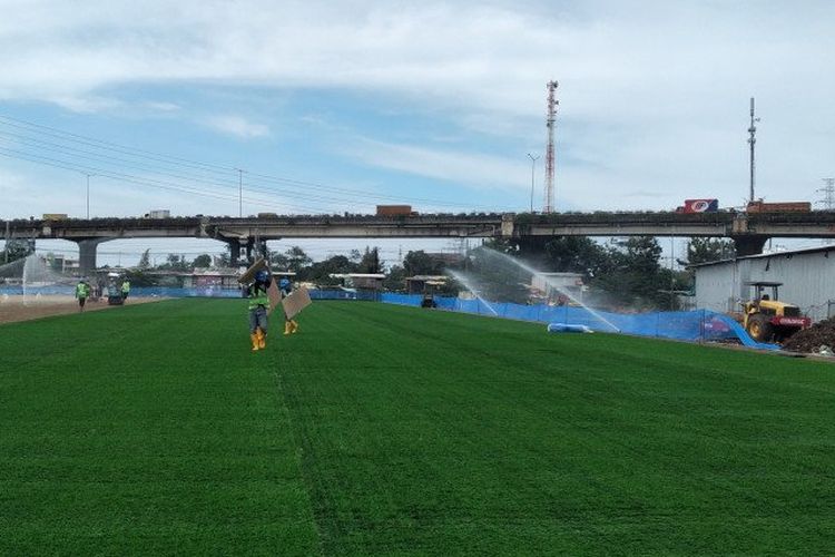 Lapangan latih JIS dengan rumput hybrid kombinasi antara lima persen rumput sintetis dan 95 persen rumput natural.