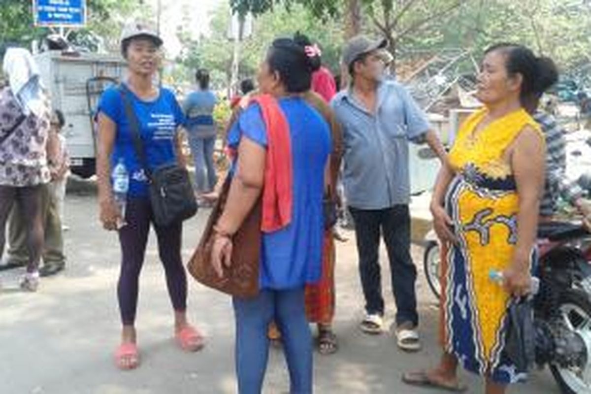 Para pedagang kaki lima di lapangan Ikatan Restoran dan Taman Indonesia (IRTI) kawasan Monumen Nasional menyaksikan kios-kios mereka dirobohkan petugas Satuan Polisi Pamong Praja (Satpol PP), Kamis (16/10/2014)