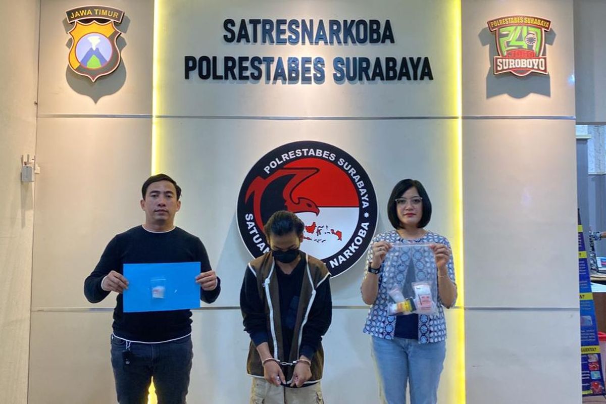 Tersangka pengedar sabu (tengah) saat berada di Mapolrestabes Surabaya