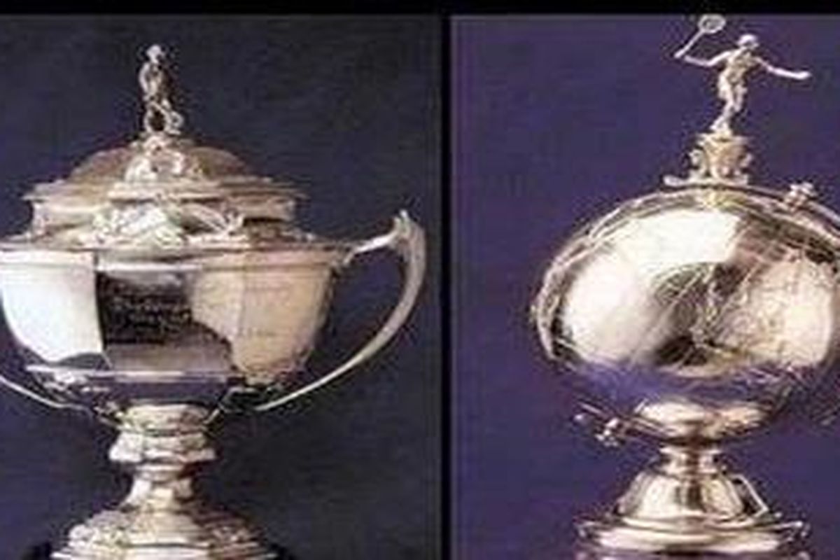 Piala Thomas dan Piala Uber, lambang supremasi kejuaraan dunia bulu tangkis beregu.