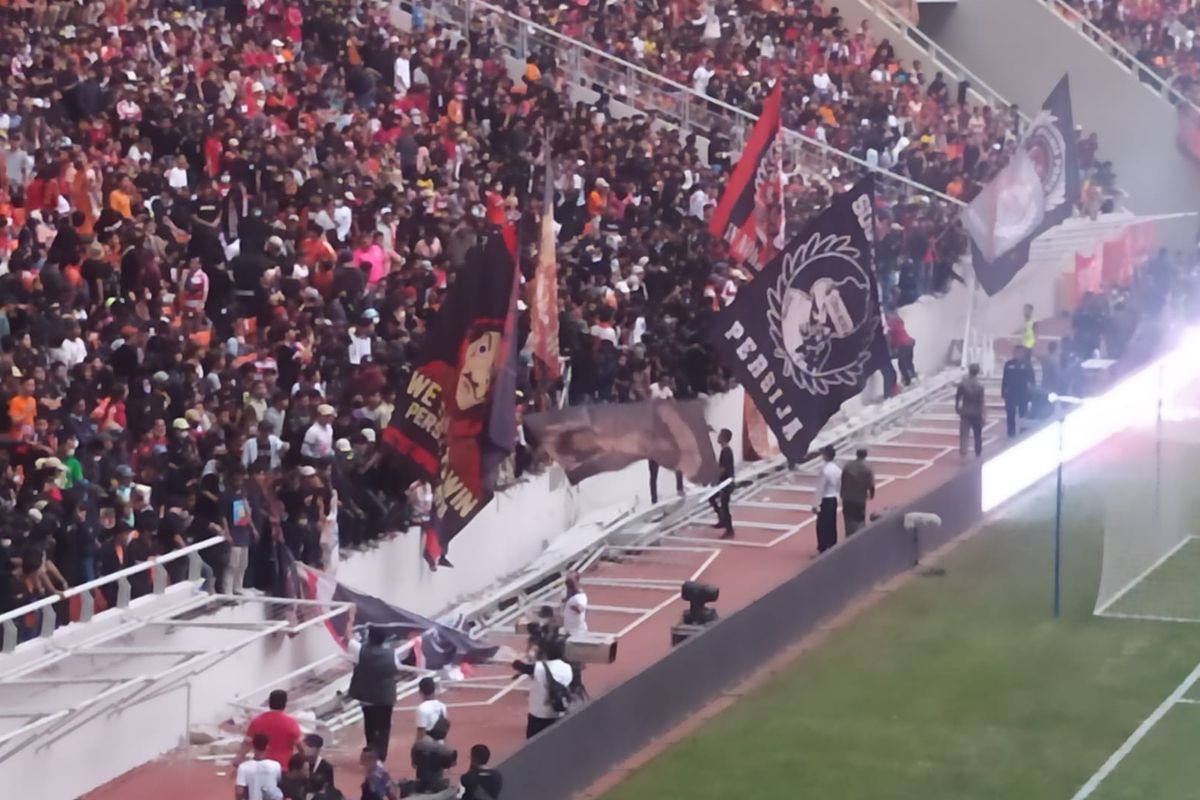 Batas tribun Jakarta International Stadium (JIS) jebol saat grand launching stadion pada Minggu (24/7/2022) sekitar pukul 17.42 WIB. Pembatas tribun tersebut berbahan besi.