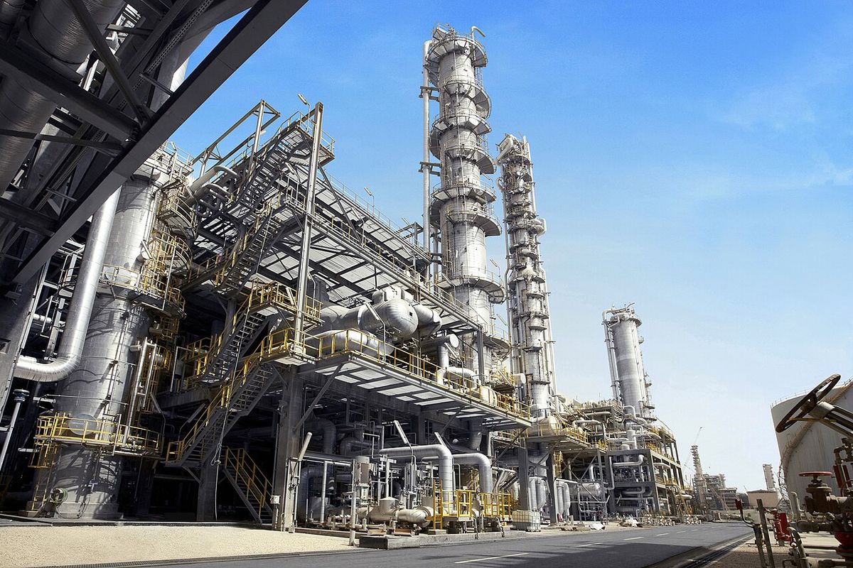 Ilustrasi industri petrokimia.