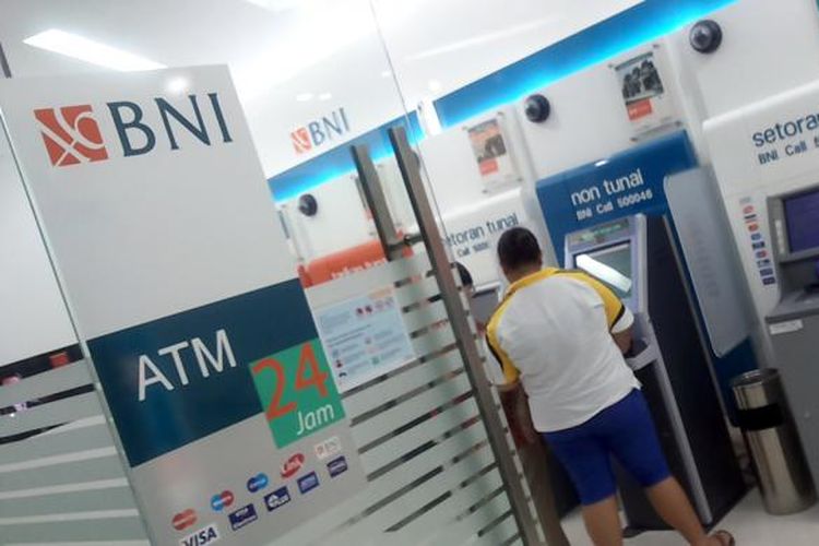Ilustrasi cara menarik uang di ATM BNI alias cara penarikan uang di ATM BNI. 