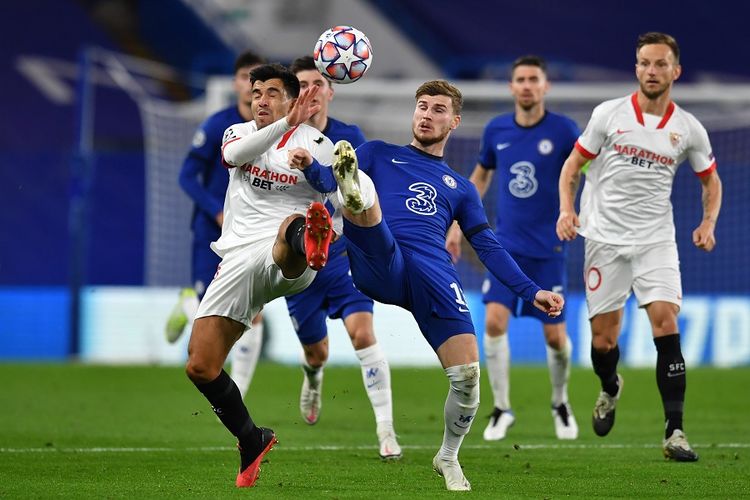 Striker Timo Werner (kanan) dan gelandang Sevilla Marcos Acuna (kiri) mengincar bola pada pertandingan Grup E Liga Champions antara Chelsea vs Sevilla di Stamford Bridge di London pada 20 Oktober 2020.