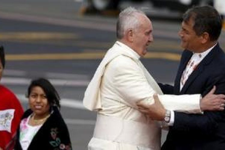 Sri Paus Fransiskus disambut Presiden Ekuador Rafael Correa ketika tiba di Bandara Mariscal Sucre, Quito dalam tur Amerika Selatannya 