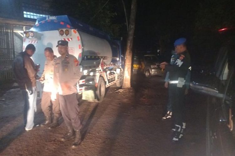 Aparat Polri dan TNI menangkap truk pengangkut BBM bersubsidi ilegal di Kabupaten Madiun, Jawa Timur awal April 2023 lalu.