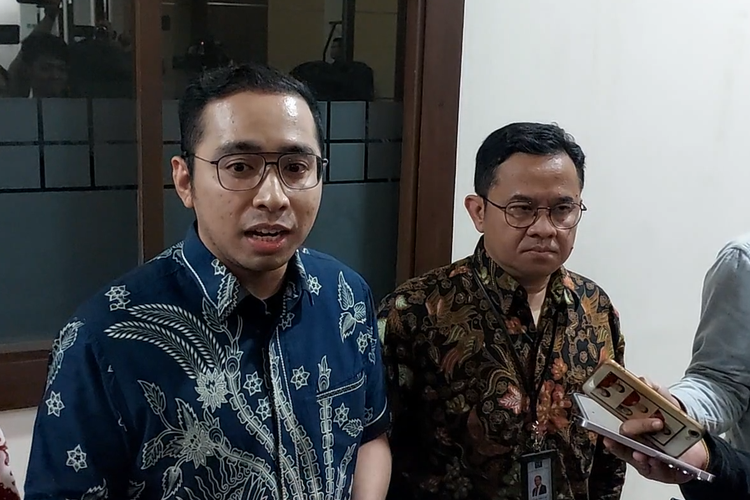 Tim legal Starlink Services Indonesia, Krishna Vesa (kiri) dan Verry Iskandar (kanan) ketika ditemui usai Focus Group Discussion (FGD) terkait Starlink, yang digelar di gedung Komisi Pengawasan Persaingan Usaha (KPPU), Jakarta Pusat, Kamis (29/5/2024).