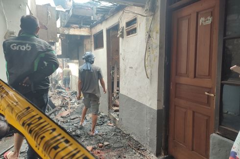 Terobos Garis Polisi, Korban Kebakaran di Bangka Cari Sisa-sisa Barang Berharga di Puing Rumah