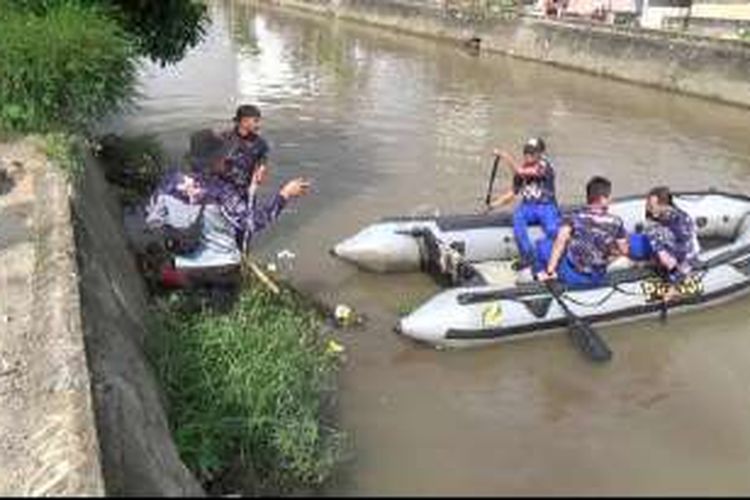 Polisi Perairan saat membongkar sedimentasi di sepanjang Sungai Rangkuih Pangkalpinang Provinsi Kepulauan Bangka Belitung