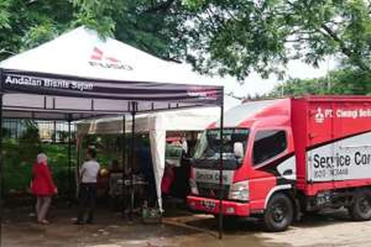 Mobile Workshop Service (WMS) Mitsubishi sambangi konsumen di pasar induk.