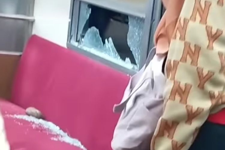 Tangkapam layar video insiden pelemparan batu di gerbong KRL yang terjadi di sekitar Stasiun Pasar Minggu, Jakarta Selatan, Minggu (7/5/2023). 