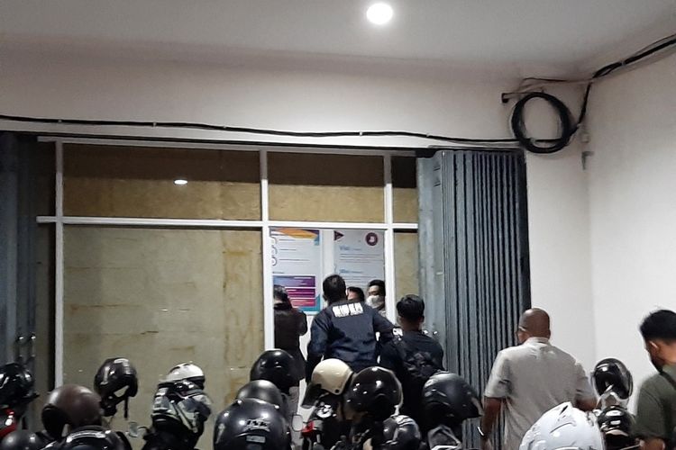 Direktur Ditreskrimsus Polda Jabar, Kombes Pol Arif Rahman saat masuk ke dalam kantor operator pinjaman online di Jalan Prof Herman Yohanes, Caturtunggal, Kapanewon Depok, Kabupaten Sleman