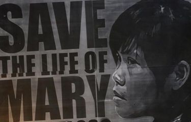 Poster yang dibawa para pengunjuk rasa di luar Istana Merdeka, Senin (27/4/2015) yang menuntut pengampunan bagi terpidana mati asal Filipina Mary Jane Veloso.