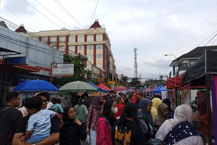 The atmosphere of residents who hunt takjil at the Ramadan Langensuko Bazaar in Salatiga City