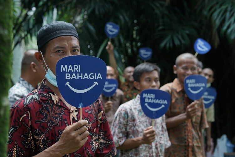 Sejumlah penyandang disabilitas mental mengikuti ragam permainan dalam rangka memeriahkan Hari Batik Nasional di Kebun Raya Bogor, Jawa Barat, Sabtu (16/10/2021).
