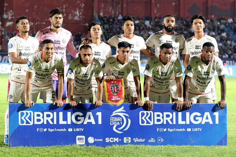 Pemain Bali United foto bersama sebelum laga pekan ke-24 Liga 1 2023-2024 melawan Persik Kediri yang berakhir dengan skor 1-0 di Stadion Brawijaya Kediri, Jawa Timur (5/2/2023) malam.