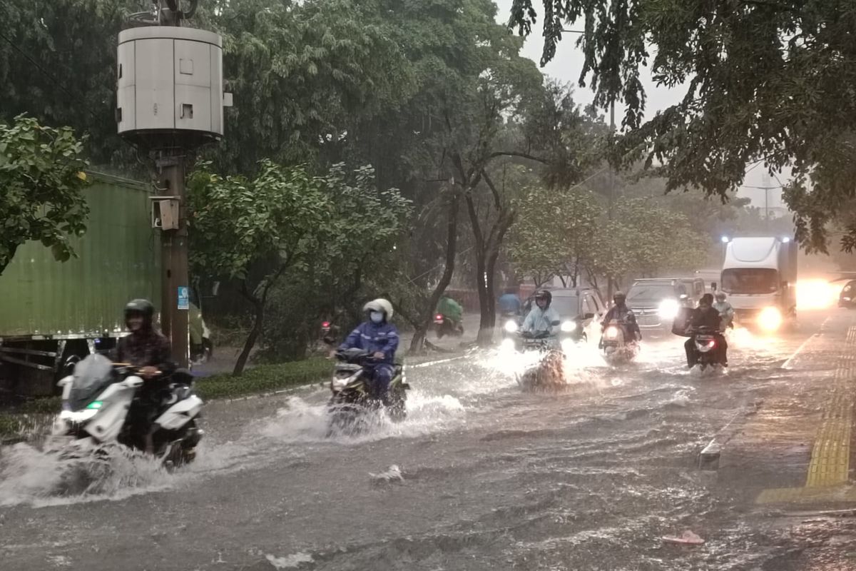 Jalan Raden Inten II, Kecamatan Duren Sawit, Jakarta Timur, tepatnya di dekat Gedung Senam Raden Inten, terpantau banjir, Senin (27/3/2023).