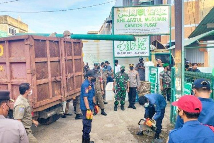 Aparat kepolisian mencopot pelang papan nama di kantor pusat Khilafatul Muslimin, Jalan WR Supratman, Bumi Waras, Bandar Lampung, Senin (13/6/2022) sore. 