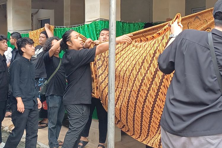 Komika Indra Jegel dan Praz Teguh ikut membantu proses memandikan jenazah komika Babe Cabita di fumah duka di kawasan Cirendeu, Tangerang Selatan, Selasa (8/4/2024).