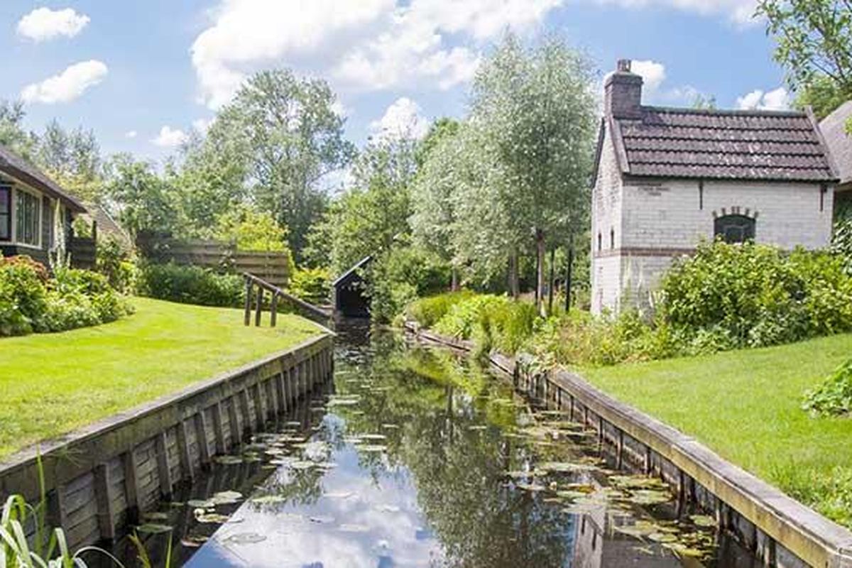 Berkunjung ke Giethoorn, aktivitas yang wajib dilakukan adalah menyewa perahu dan menyusuri kanal-kanalnya. 