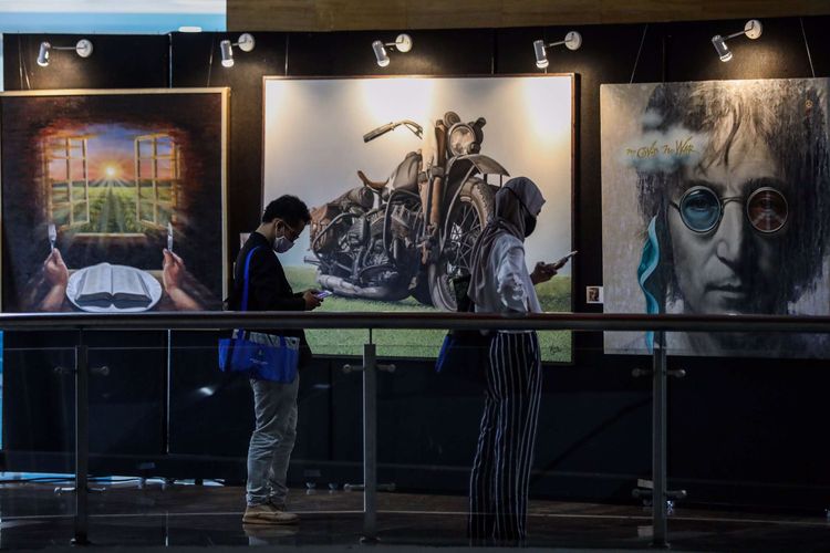 Pengunjung mengamati karya yang dipamerkan dengan tema ''Creative Freedom to Heal the Nation'' di Perpustakaan Nasional Republik Indonesia (Perpusnas RI), Jakarta Pusat, Kamis (15/10/2020).  Group Art Exhibition Intercov-19 bekerjasama dengan Perpustakaan Nasional RI menyelenggarakan pameran sampai 21 Oktober 2020.