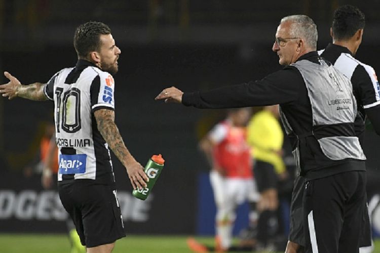 Pelatih Santos, Dorival Jr, memberi instruksi kepada Lucas Lima saat timnya bertanding pada ajang Copa Libertadores di Bogota, 19 April 2017. 