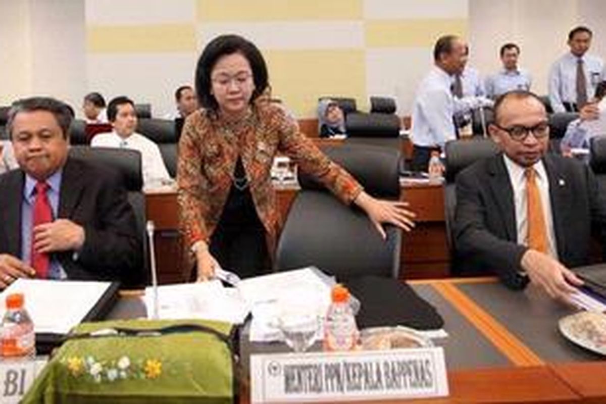 Menteri Perencanaan Pembangunan Nasional/Kepala Badan Perencanaan Pembangunan Nasional Armida Alisjahbana (tengah).