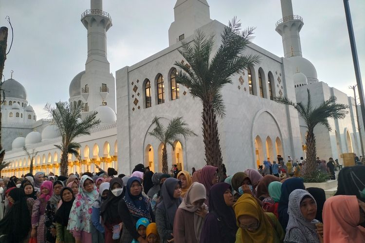 Ribuan warga mengantre 6.000 paket takjil pertama kali dibagikan di Masjid Raya Sheikh Zayed Solo, Jawa Tengah, pada Kamis (23/3/2023).