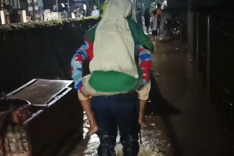 Aksi Heroik Petugas Damkar Selamatkan Lansia yang Terjebak Banjir di Bogor