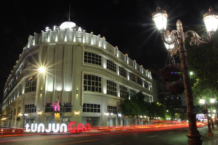 Suasana malam hari di wilayah Tunjungan, Surabaya.