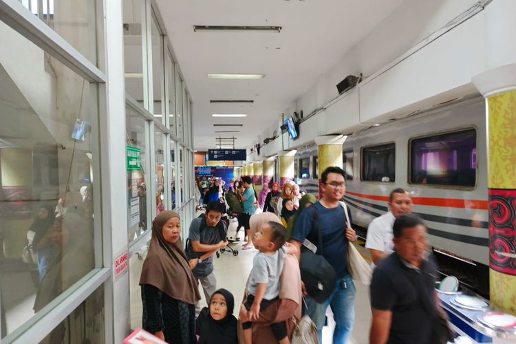 Antisipasi Virus HMPV, KAI Sumut Cuci Kereta dan Siapkan Posko Kesehatan    