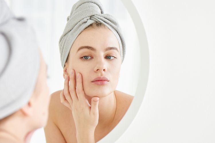 Menggunakan produk perawatan kulit yang tepat adalah salah satu cara menghilangkan komedo di hidung yang bisa dicoba.