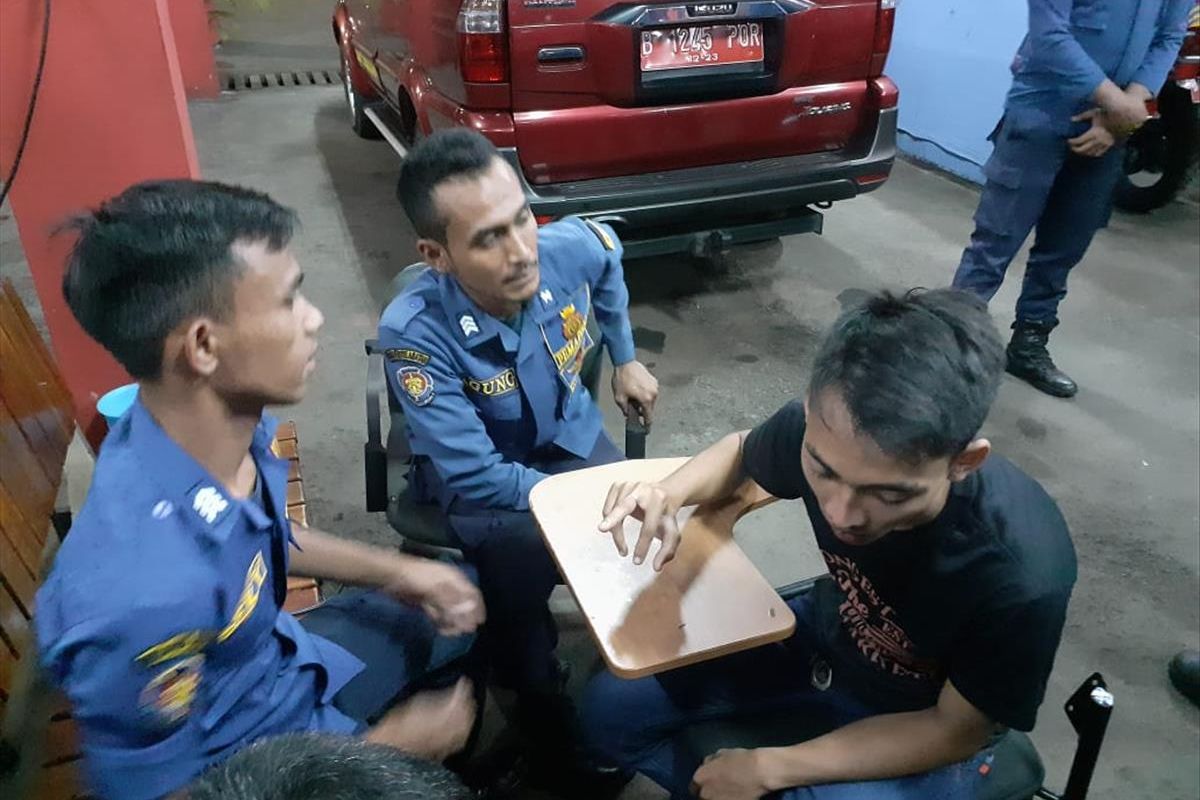 Petugas Sudin PKP Jakarta Timur bantu seorang warga lepaskan cincin dari jarinya, Senin (15/7/2019).