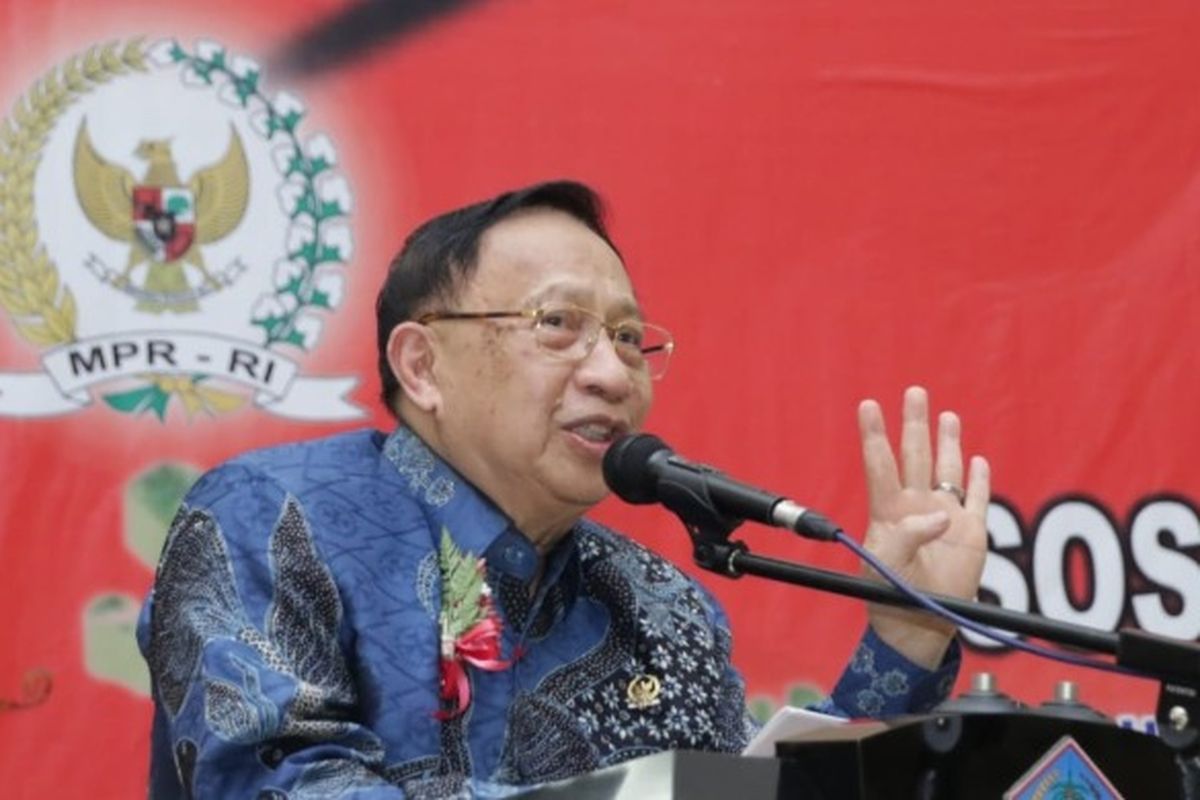 Wakil Ketua MPR RI E. E. Mangindaan memberikan pemaparan dalam sosialisasi Empat Pilar MPR di Manado (Dok. MPR RI)