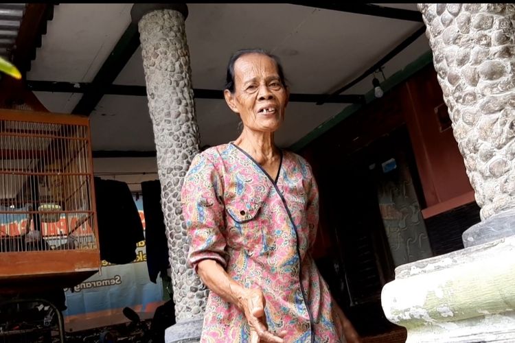 Mbah Khotimah (70) seorang nenek penjual jajanan pasar keliling di Jalan Jangli IV RT 3 RW 9 Kelurahan Jatingaleh, Kecamatan Candi Sari
