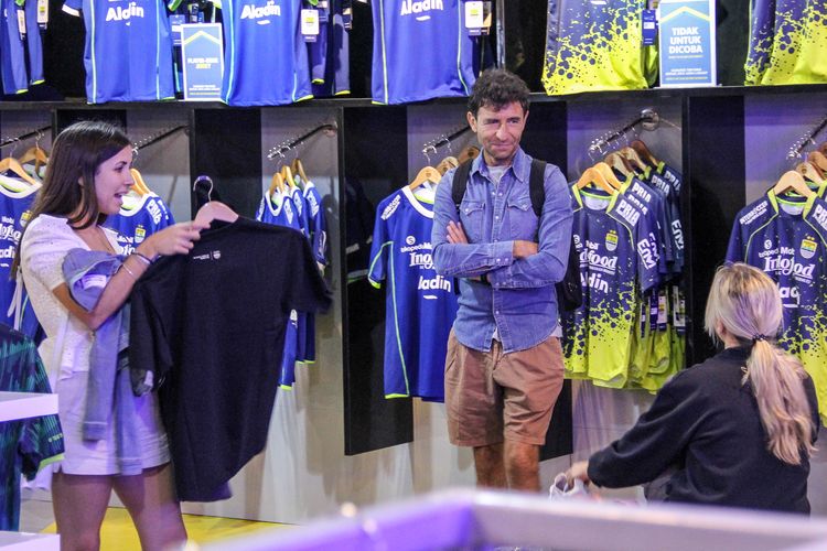 Luis Milla pelatih Persib Bandung mengajak keluarganya berkunjung ke Persib Store di Jl Sulanjana Bandung pada Senin (26/12/2022) untuk berbelanja merchandise Persib.