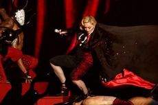 Madonna Jatuh di Panggung Brit Awards 2015