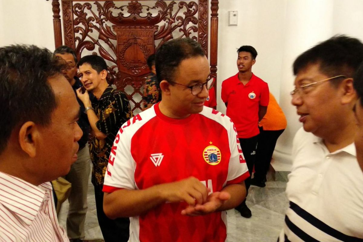 Gubernur DKI Jakarta Anies Baswedan sedang berbincang CEO Persija Jakarta Gede Widiade di Balai Kota DKI Jakarta, Minggu (18/2/2018).