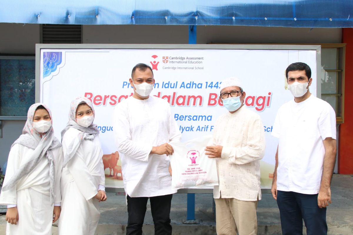 Sekolah Fatih Bilingual School dan Teuku Nyak Arif Fatih Bilingual School Banda Aceh menyalurkan 1.830 paket kurban untuk masyarakat yang membutuhkan (20/7/2021).